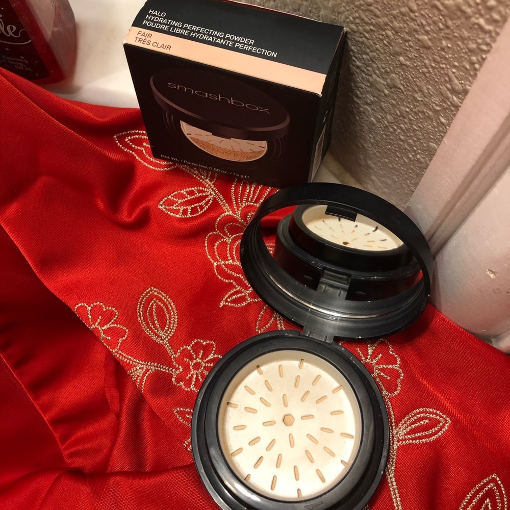 Smashbox HALO Hydrating Perfecting Powder; Fair